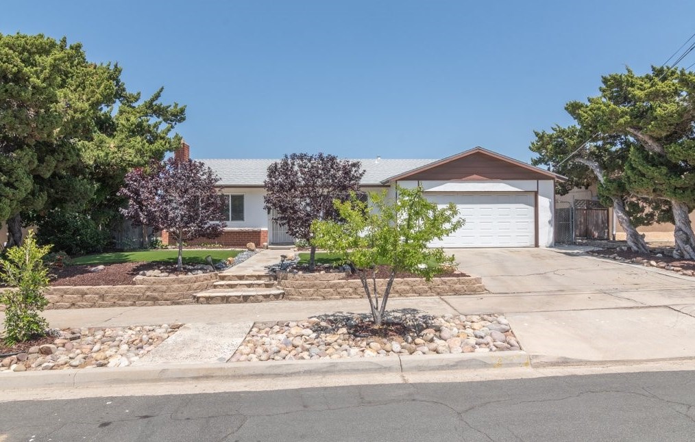 8525 Matterhorn Dr, Santee, CA 92071