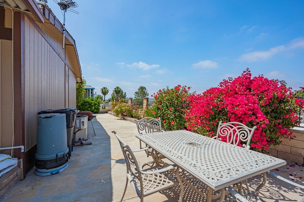 38521 Via Escarlata, Murrieta CA  92563-5731 exterior