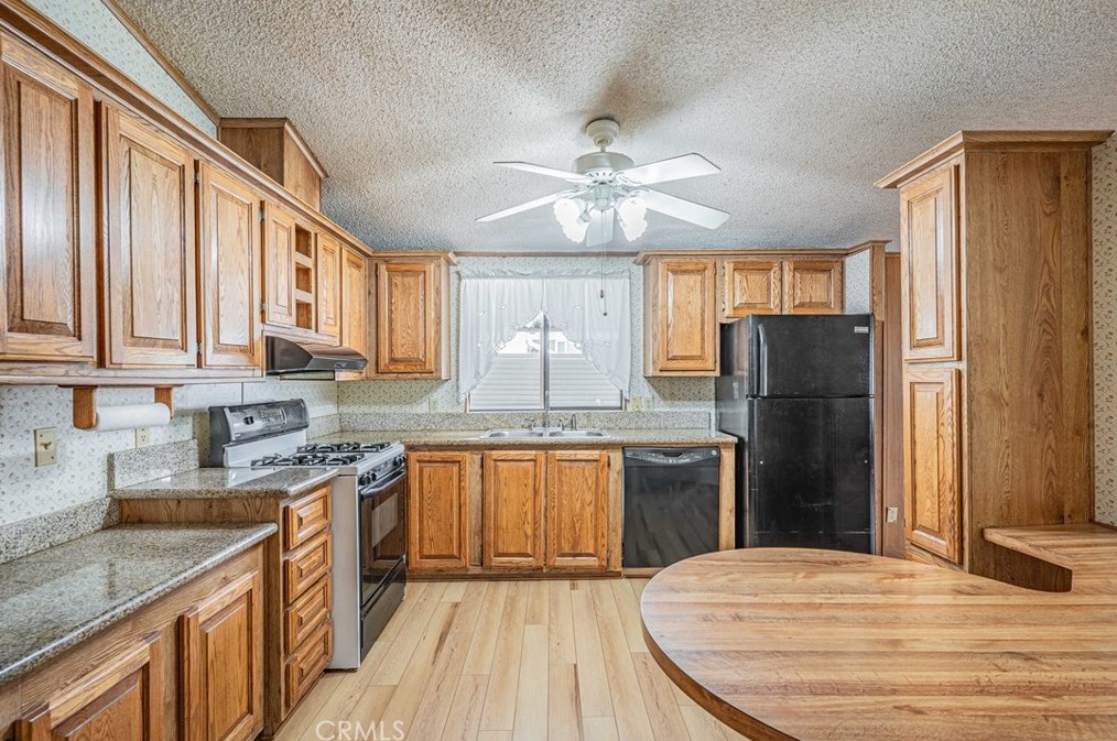 38521 Via Escarlata, Murrieta CA  92563-5731 exterior