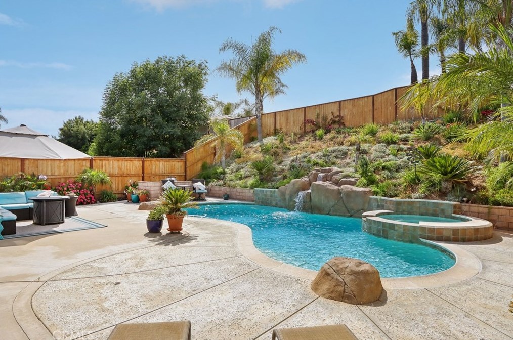 39867 Falcon Way, Murrieta CA  92562-4051 exterior