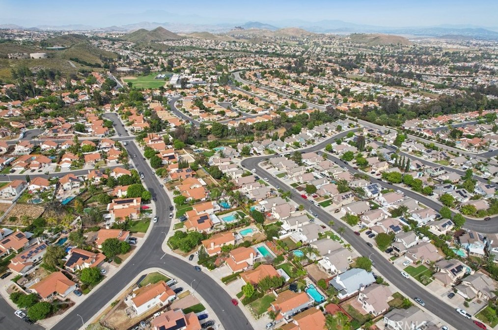 39867 Falcon Way, Murrieta CA  92562-4051 exterior