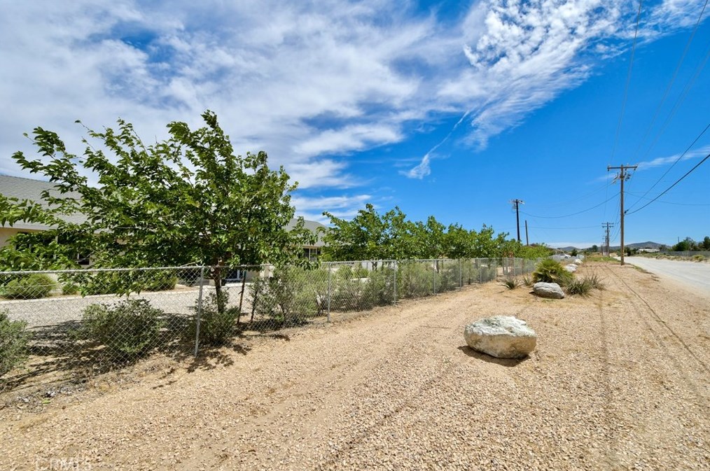 9225 Wilson Rnch Rd, Phelan CA  92371-7304 exterior