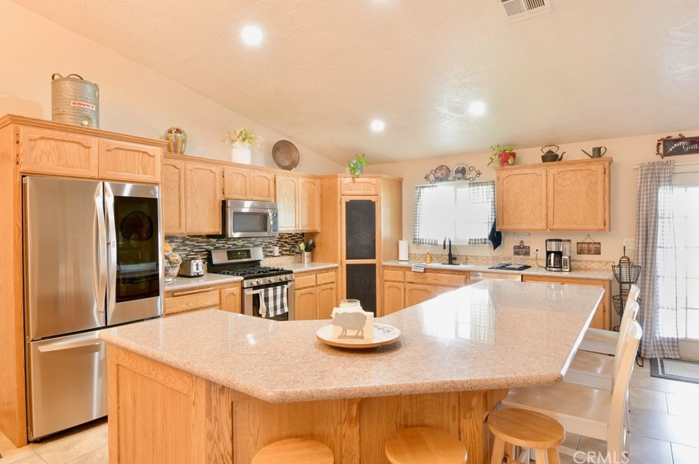 9225 Wilson Rnch Rd, Phelan CA  92371-7304 exterior