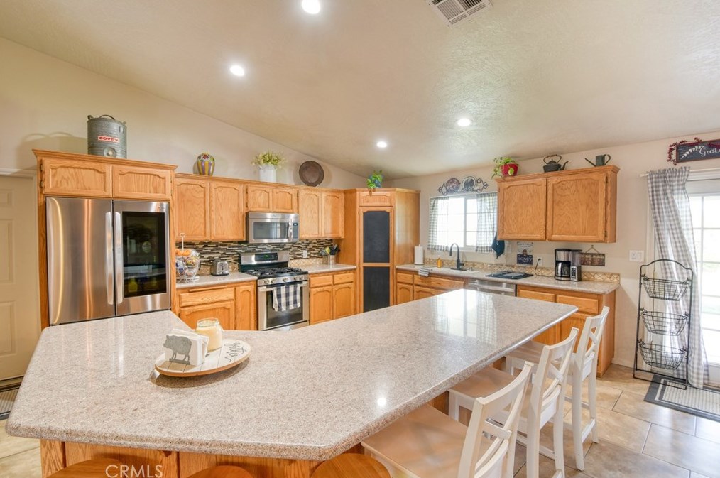 9225 Wilson Rnch Rd, Phelan CA  92371-7304 exterior