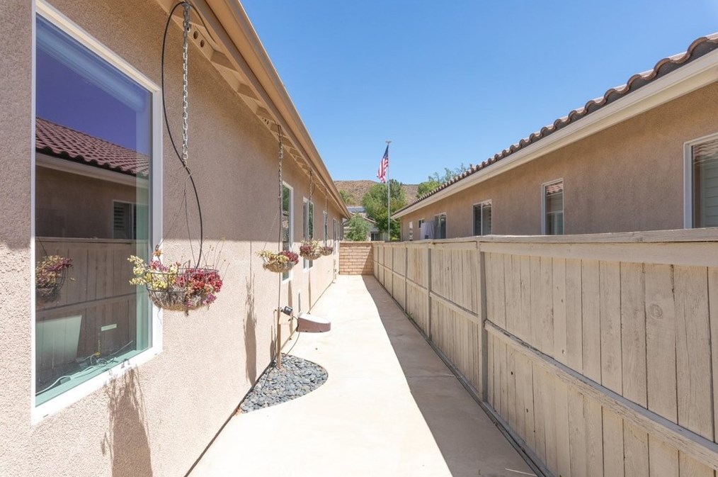 27975 Whisperwood Dr, Menifee CA  92584-8083 exterior