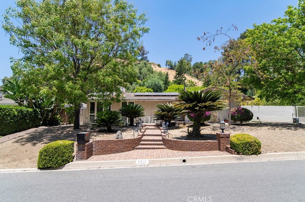 2517 Country Club Dr, Glendora, CA 91741