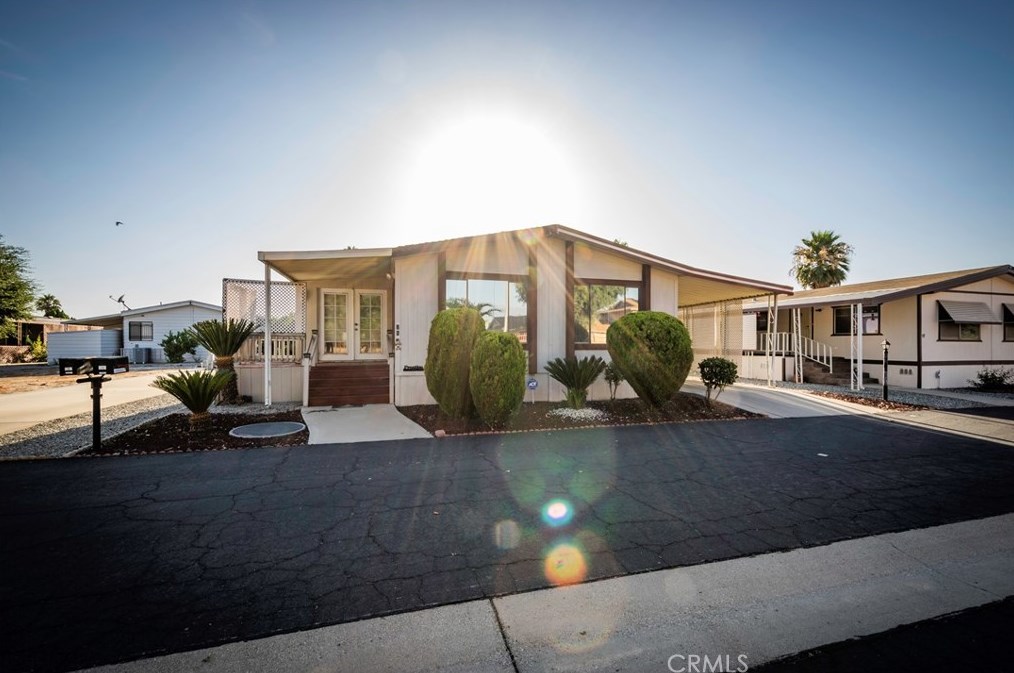 1525 Oakland Ave, Hemet CA  92543-2682 exterior