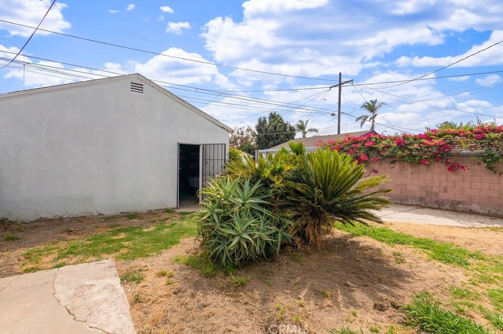 6120 California Ave, Long Beach CA  90805-3050 exterior