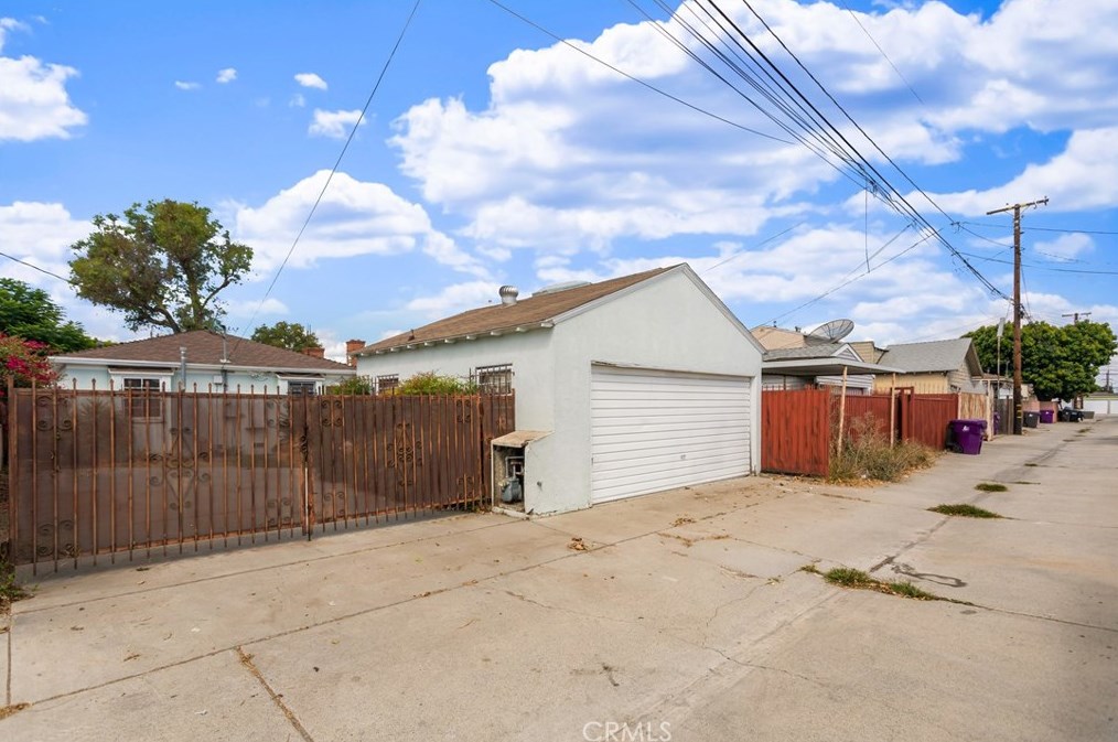 6120 California Ave, Long Beach CA  90805-3050 exterior