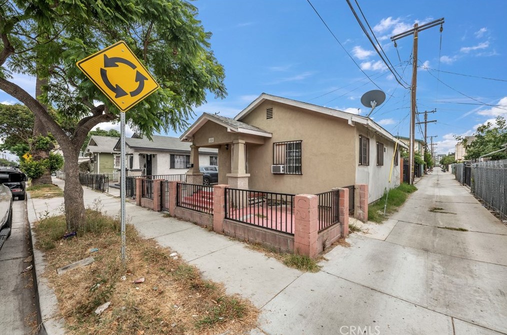 1528 15th St, Long Beach, CA 90813-2303