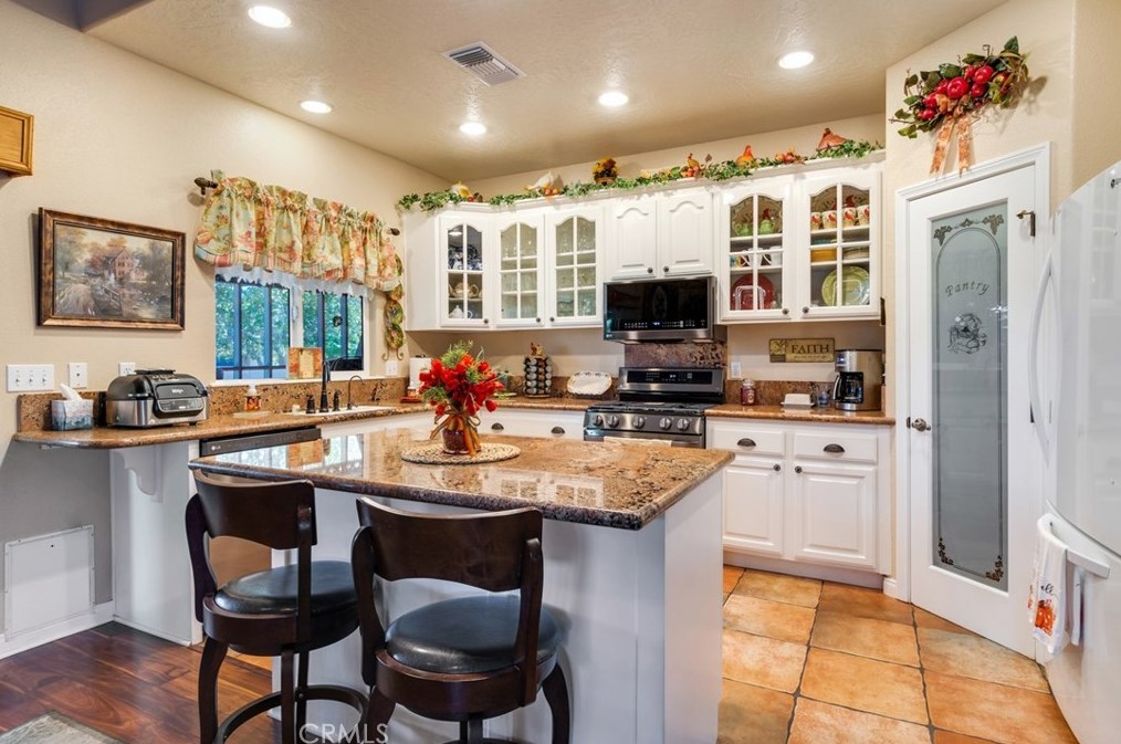 12613 Tamarisk Rd, Victorville, CA 92395