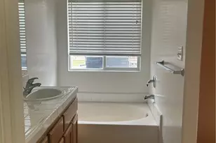 10622 Yosemite Falls Ave, Bakersfield, CA 93312 - Photo 16