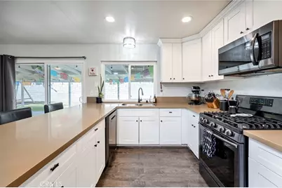 10022 Chula Vista Way, Riverside, CA 92503 - Photo 12