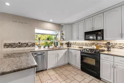 39774 Amberley Cir, Temecula, CA 92591 - Photo 14