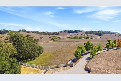 8 Oak Trail Court, Murrieta, CA 92562 - Photo 12