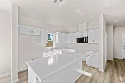 209 10th, Bakersfield, CA 93304 - Photo 2