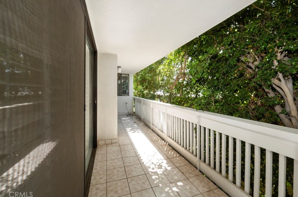 11805 Mayfield Ave, Los Angeles CA  90049-5748 exterior