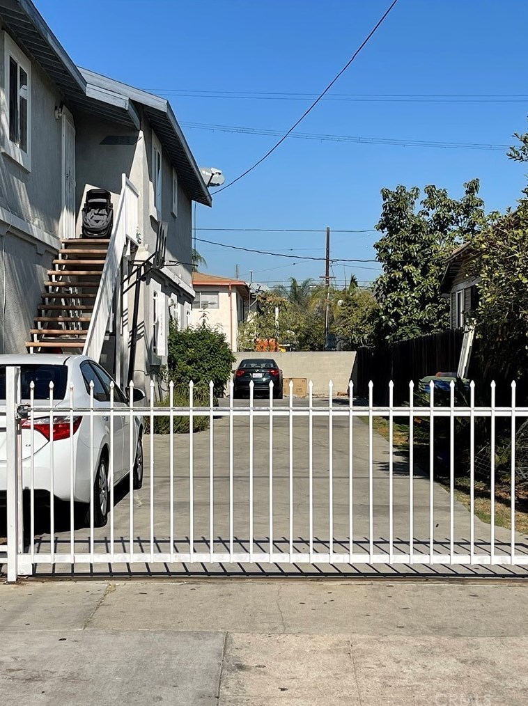 923 41st Pl, Los Angeles, CA 90011-3101