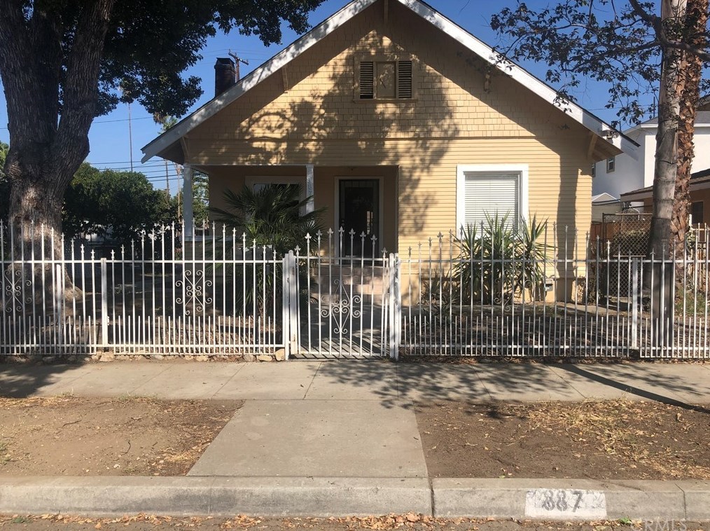 887 3rd St, Pomona, CA 91766-1418