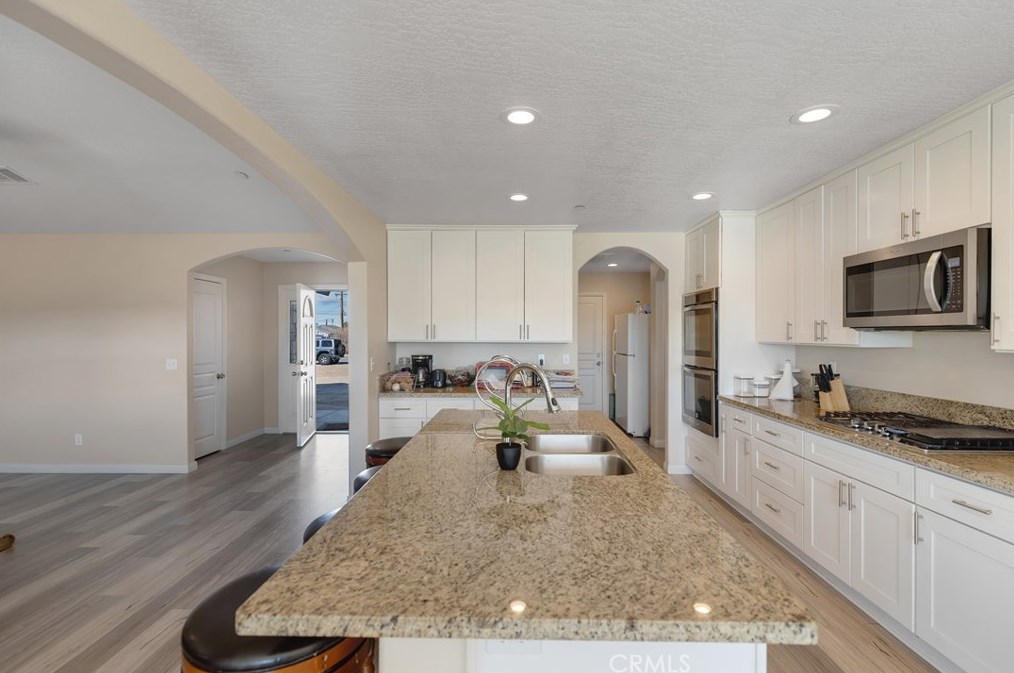 16515 Las Palmas St, Hesperia CA  92345-2114 exterior