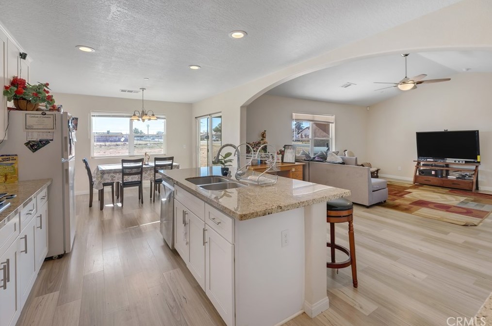 16515 Las Palmas St, Hesperia CA  92345-2114 exterior