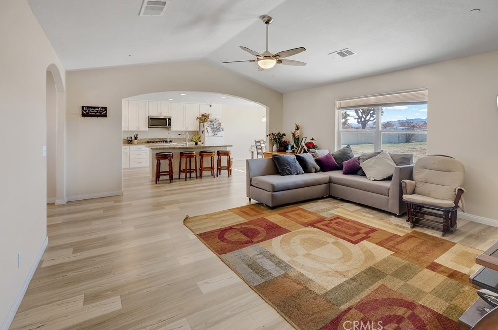 16515 Las Palmas St, Hesperia CA  92345-2114 exterior