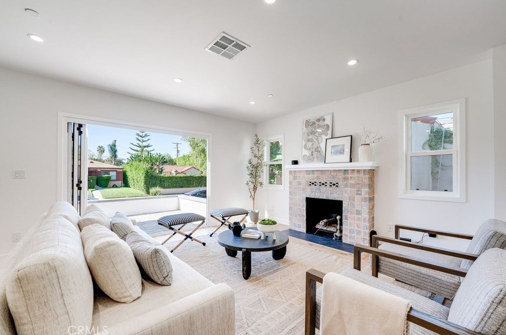 1172 Masselin Ave, Los Angeles CA  90019-2537 exterior