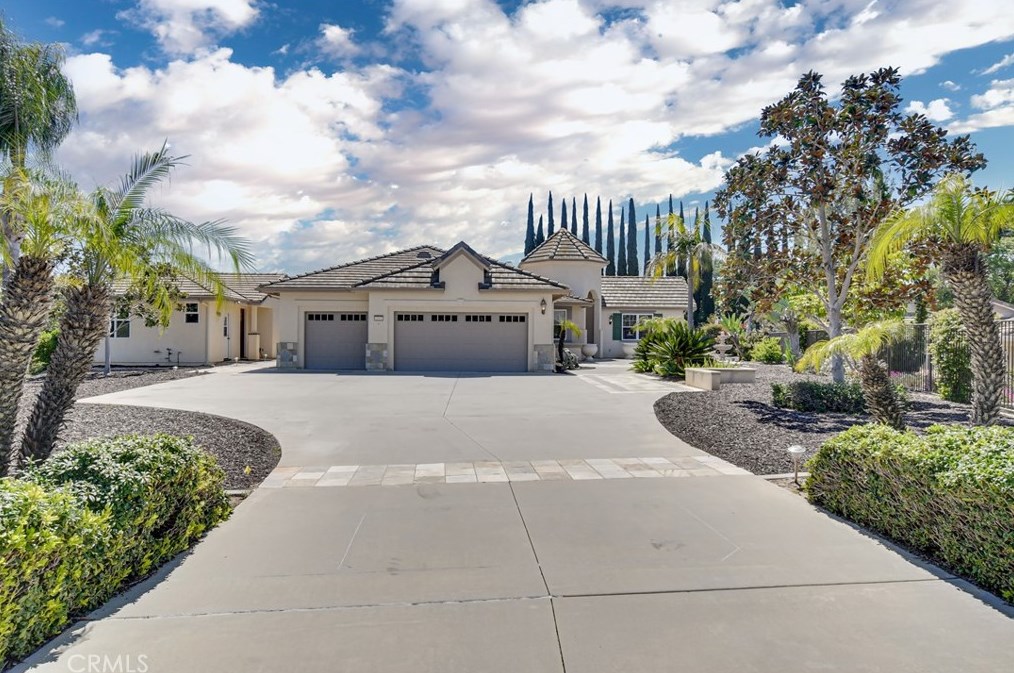 1341 Cresta Loma Dr, Fallbrook, CA 92028-8169