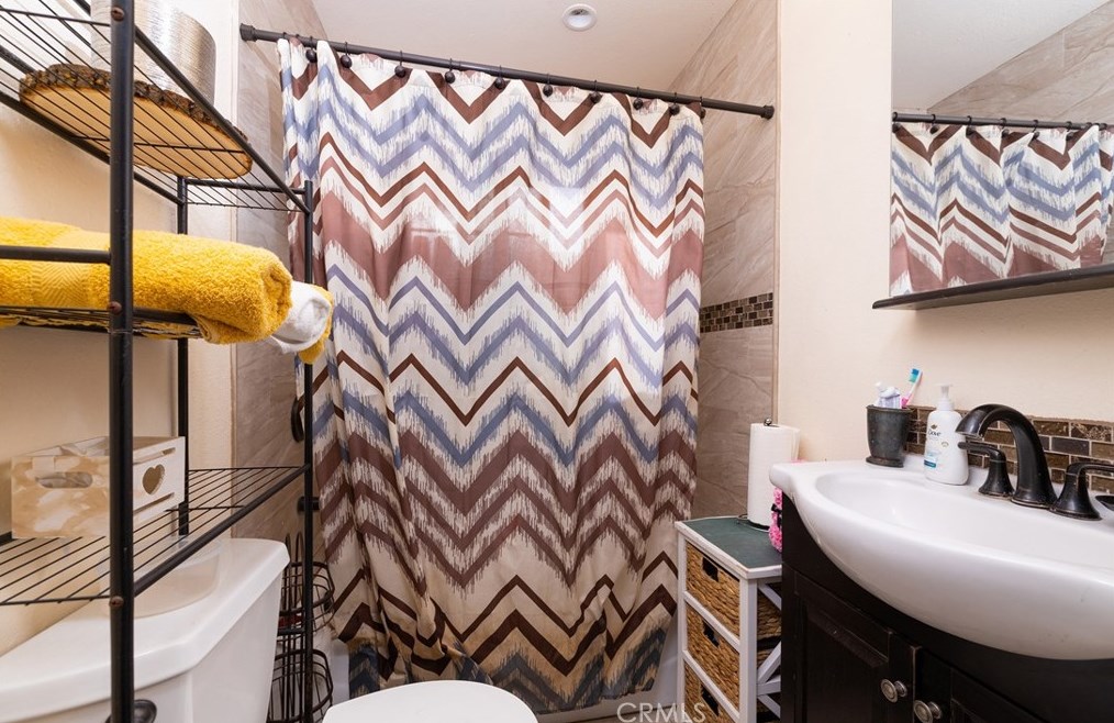 659 60th St, Los Angeles CA  90001-1011 exterior