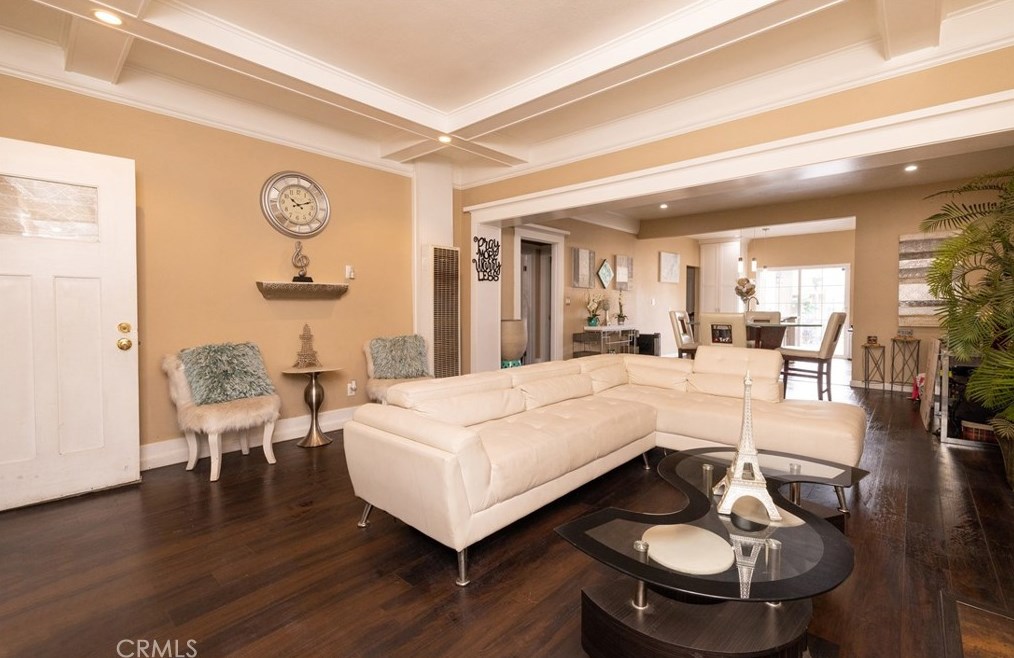 659 60th St, Los Angeles CA  90001-1011 exterior