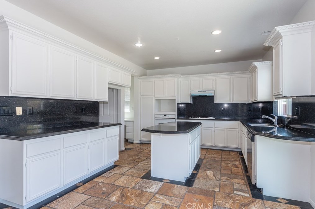 6111 Fuji St, Corona, CA 92880