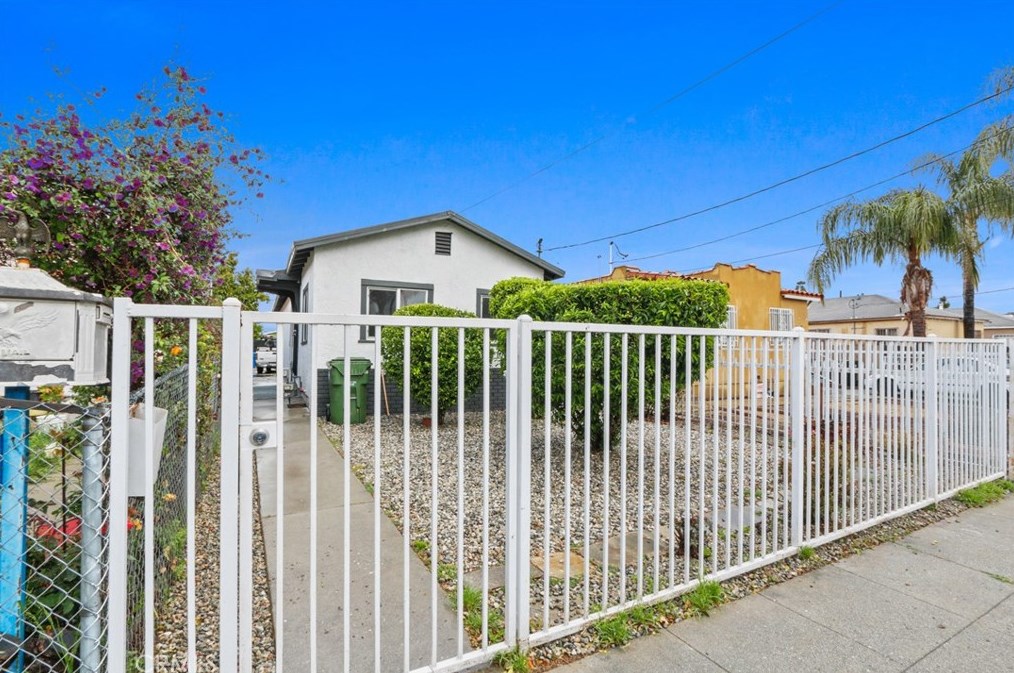 2213 112th St, Los Angeles, CA 90059-2027
