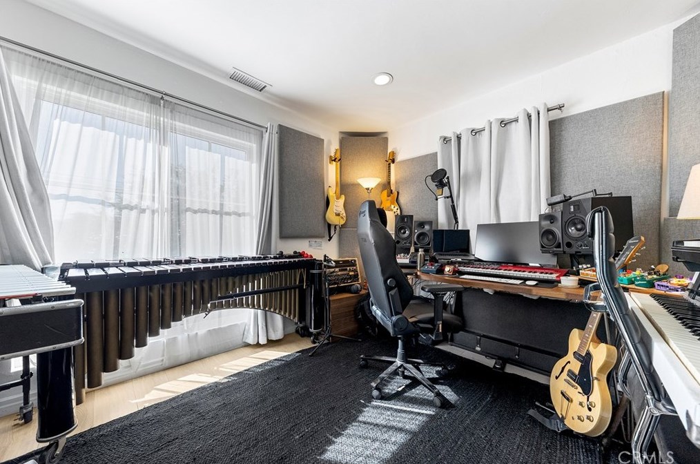 329 Stanton St, Pasadena CA  91103-1458 exterior