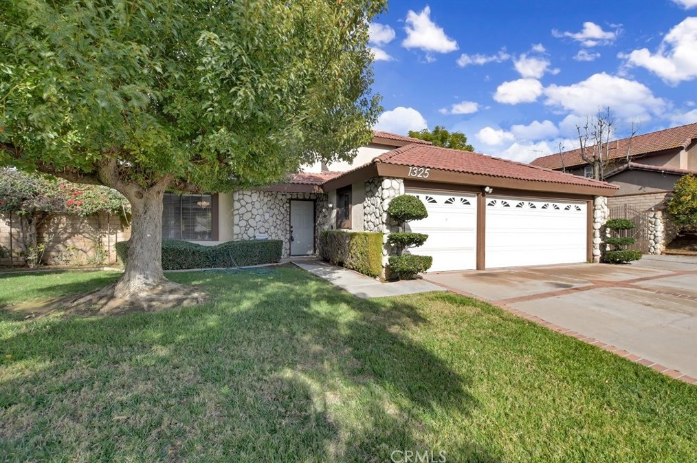 1325 Shakespeare Dr, Riverside CA  92506-5378 exterior
