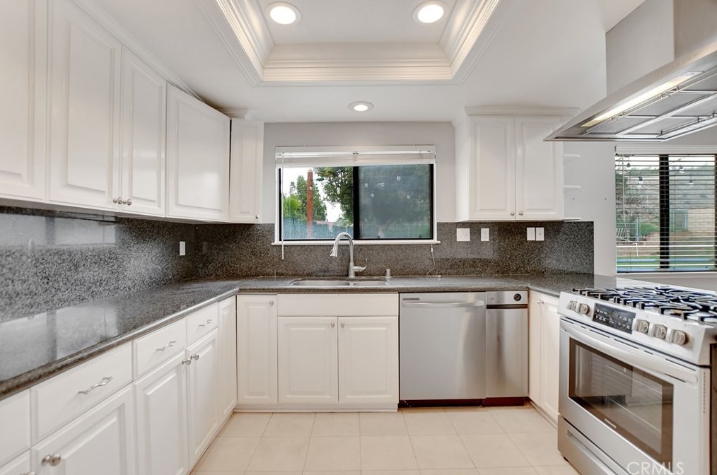 1325 Shakespeare Dr, Riverside CA  92506-5378 exterior