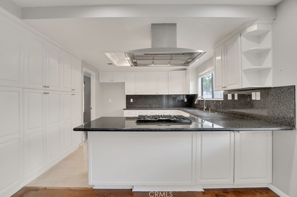 1325 Shakespeare Dr, Riverside CA  92506-5378 exterior