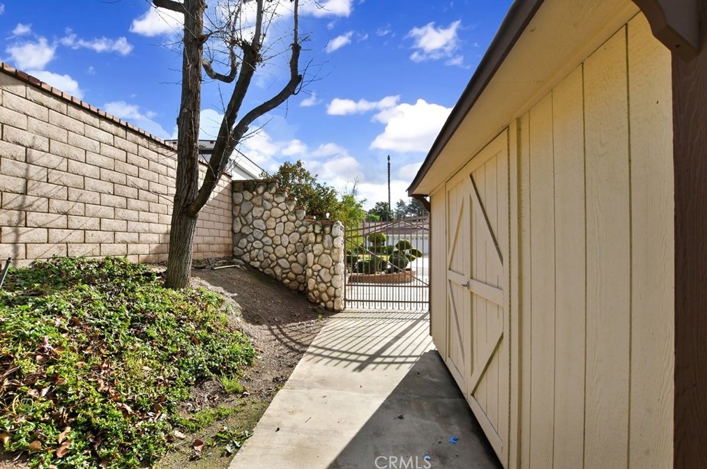 1325 Shakespeare Dr, Riverside CA  92506-5378 exterior