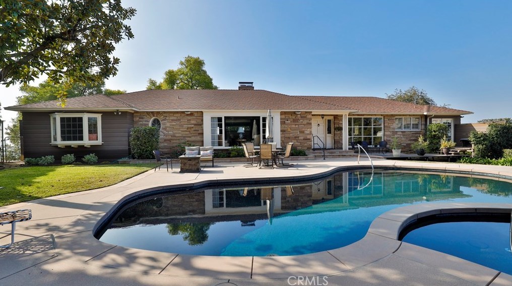 1050 Hillcrest Dr, Pomona, CA 91768-1422