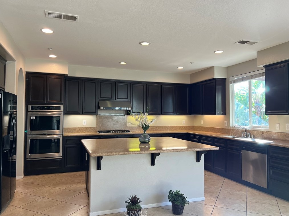 6022 Lost Horse Dr, Fontana, CA 92336-4555
