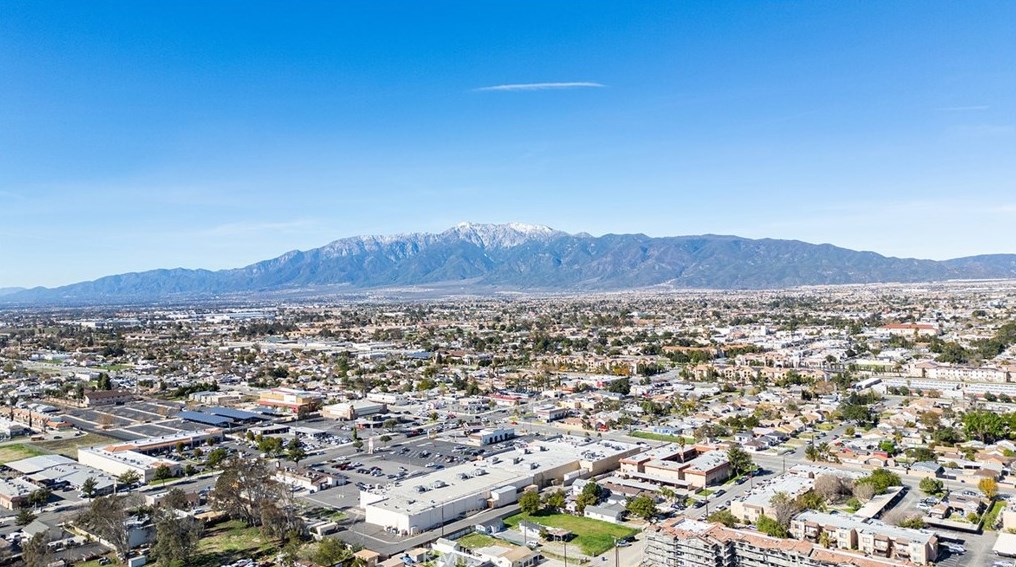 9020 Newport Ave, Fontana CA  92335-4760 exterior