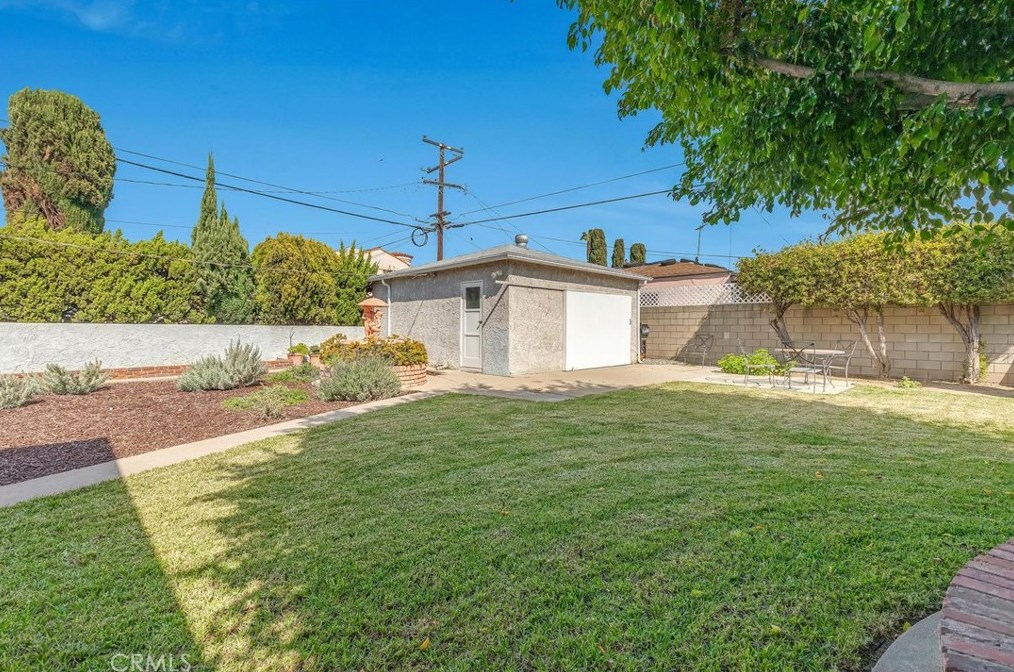1300 Vancouver Ave, Los Angeles CA  90022-4917 exterior