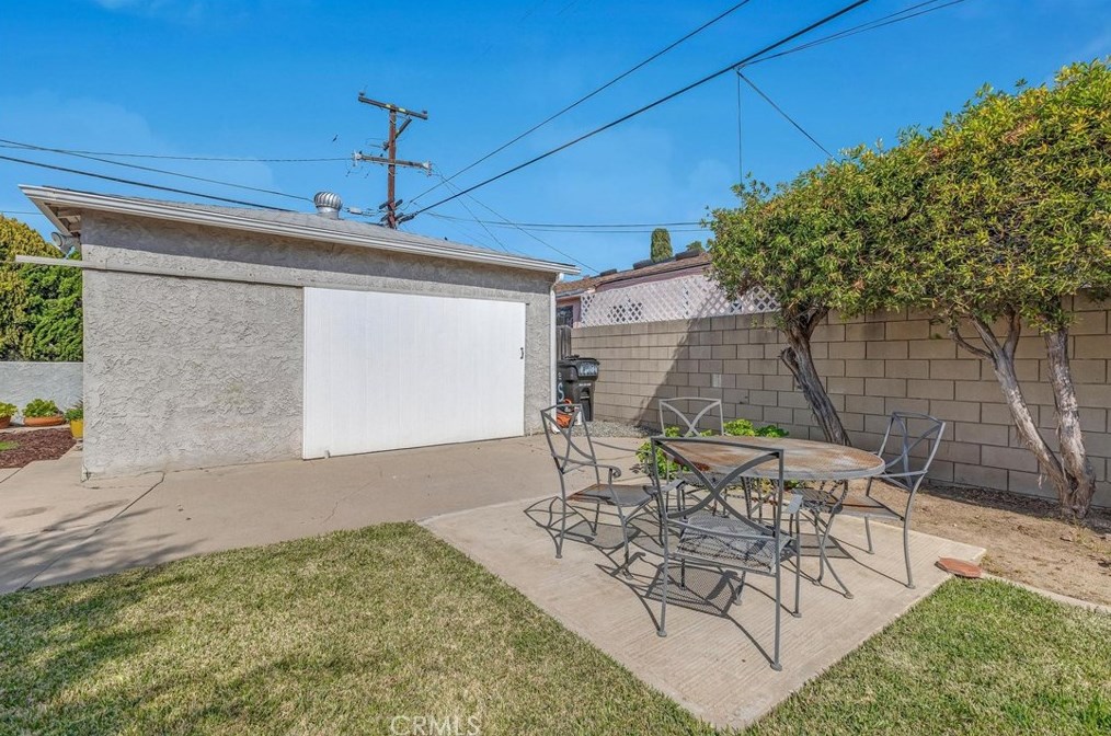 1300 Vancouver Ave, Los Angeles CA  90022-4917 exterior