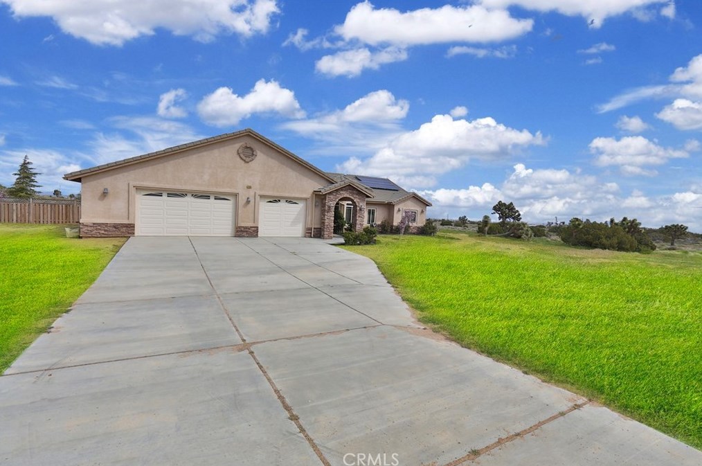 8450 Smoke Tree Rd, Phelan, CA 92371-6351