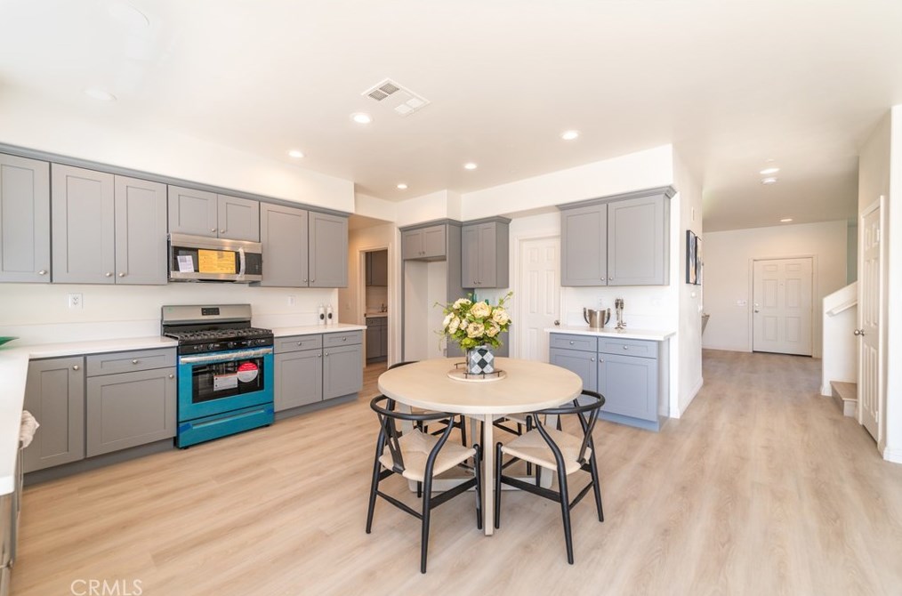 15657 Fontlee Ln, Fontana CA  92335-5480 exterior