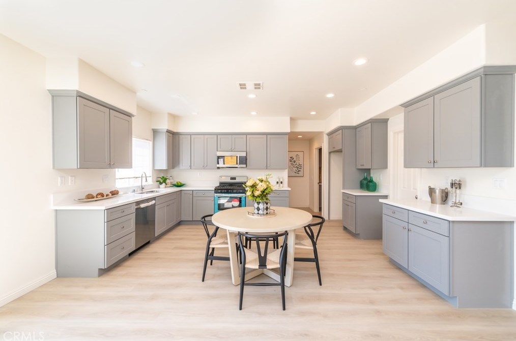 15657 Fontlee Ln, Fontana CA  92335-5480 exterior