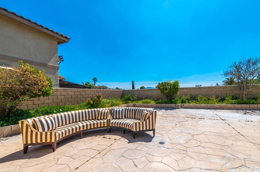 15657 Fontlee Ln, Fontana CA  92335-5480 exterior