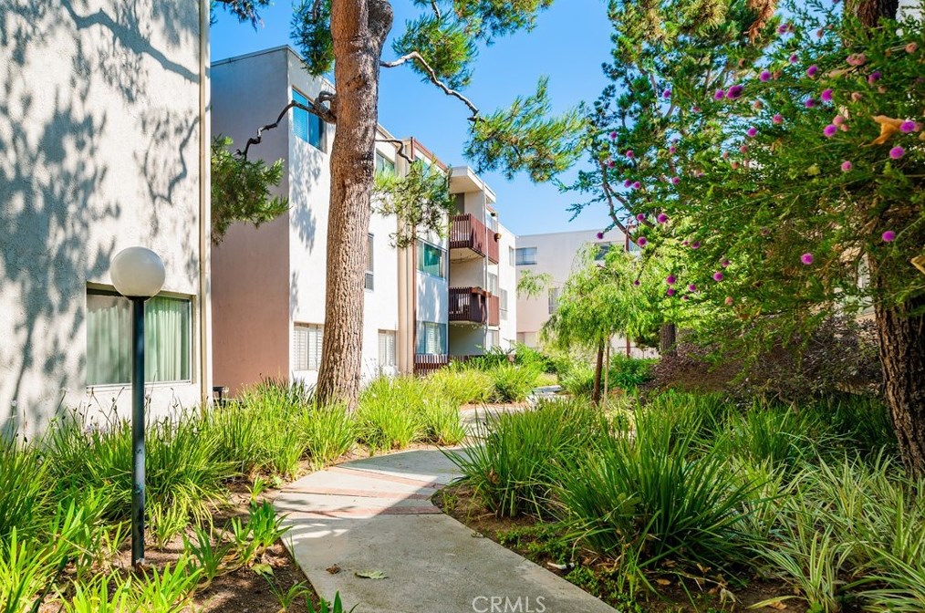 6050 Canterbury Dr, Los Angeles CA  90230-6852 exterior