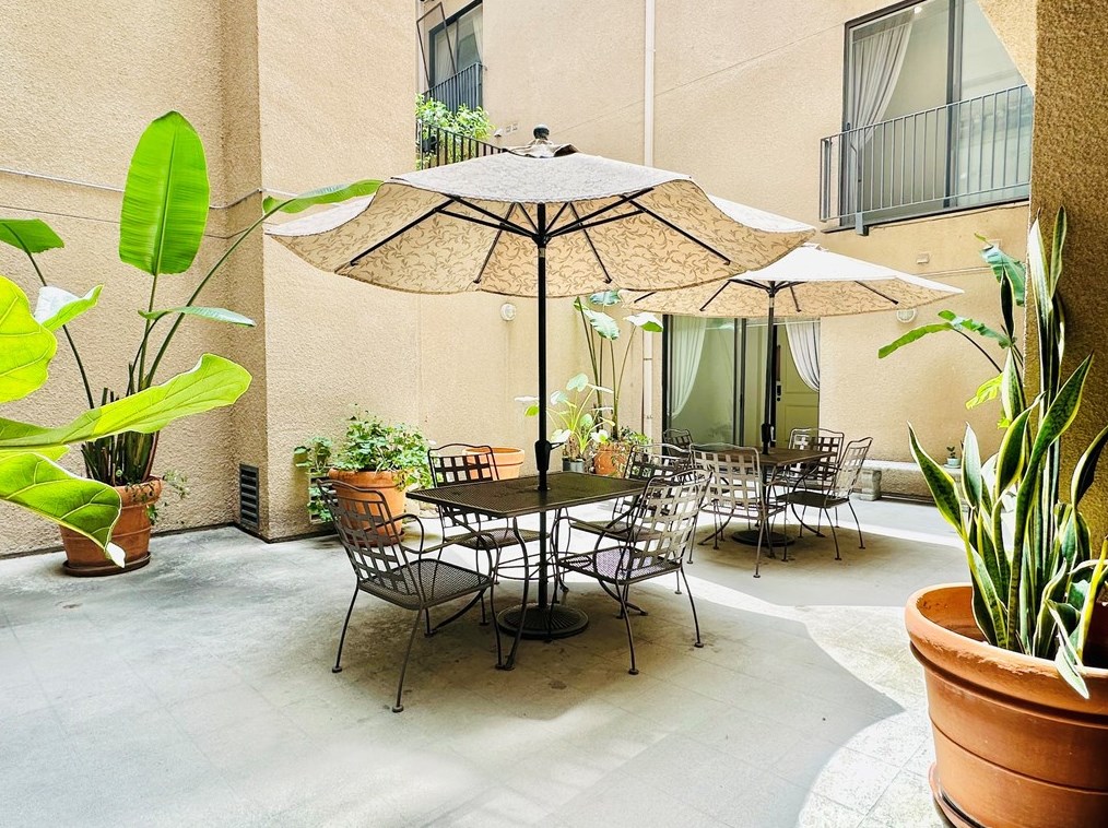625 Berendo St, Los Angeles CA  90005-2103 exterior
