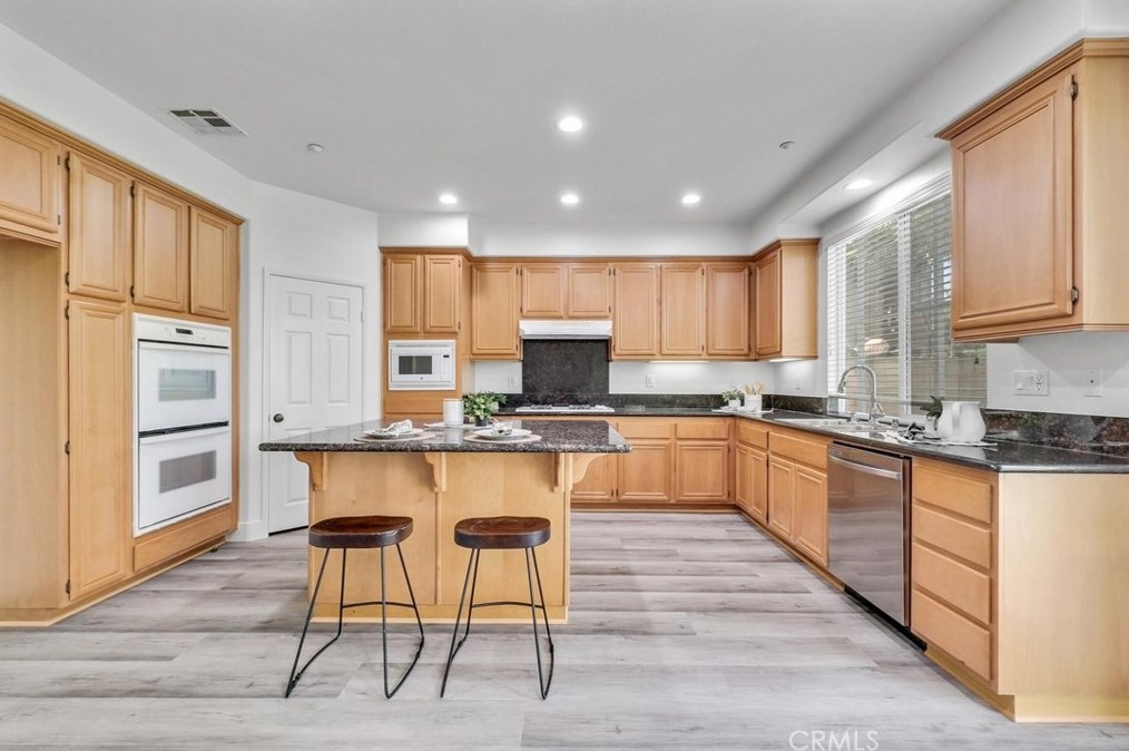 6158 Kingsmill Ct, Fontana CA  92336-5699 exterior