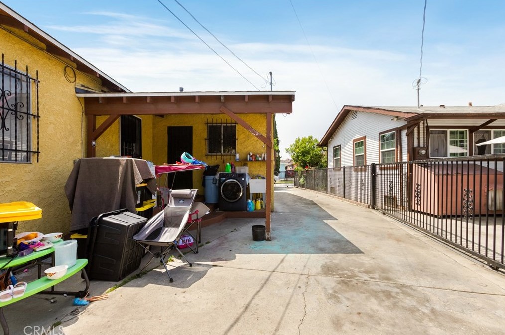 139 88th Pl, Los Angeles CA 90003-3413 exterior